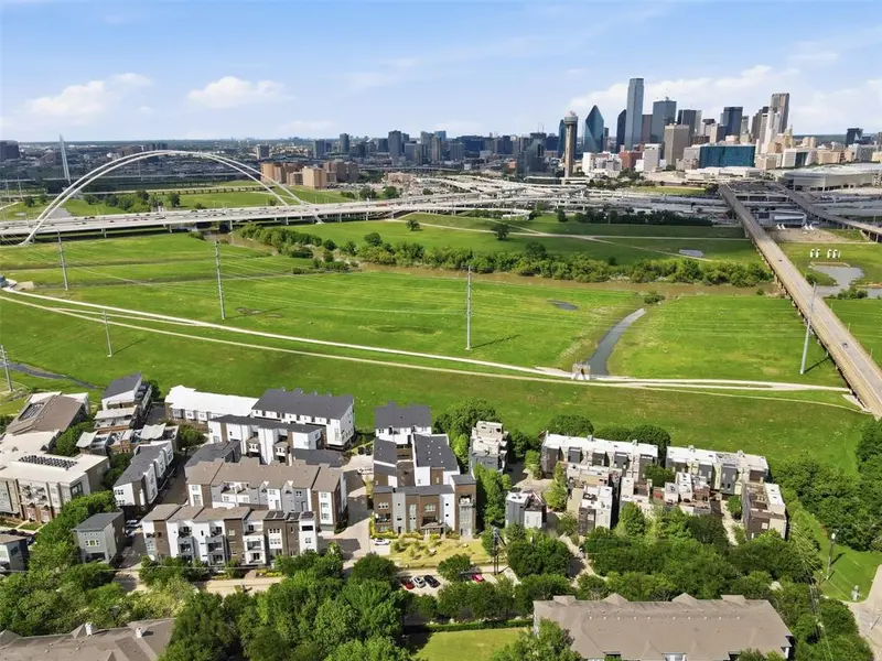 381 E Greenbriar Lane #1002, Dallas, TX 75203