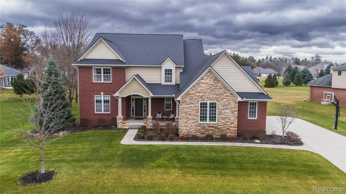 801 Watersmeet DR, Oxford Charter Township, MI 48371
