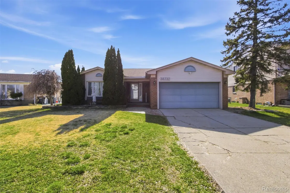 38737 Woodmont DR, Sterling Heights, MI 48310