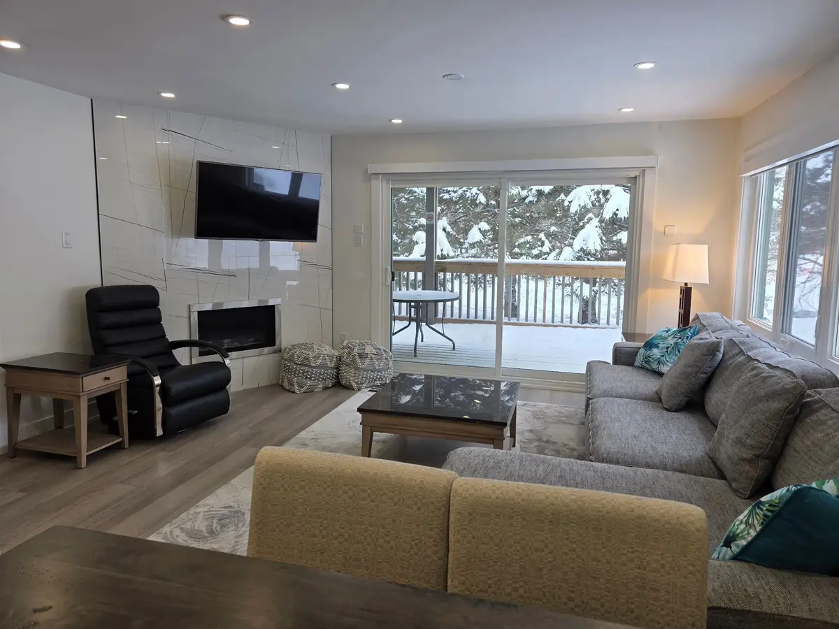 32 Deerhurst Greens DR #105, Huntsville, ON P1H 2E8