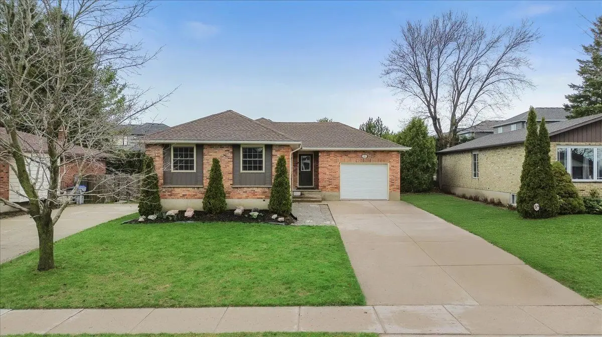 105 Gibson CRES, Lucan Biddulph, ON N0M 2J0