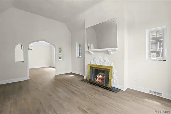 294 Riverside DR, Detroit, MI 48215