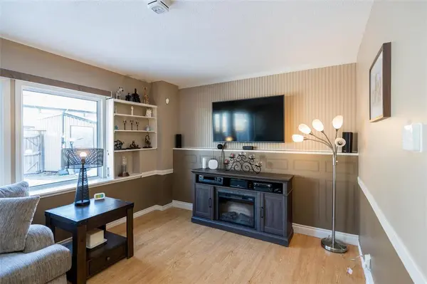 645 Elizabeth RD, Winnipeg, MB R2J 1A3