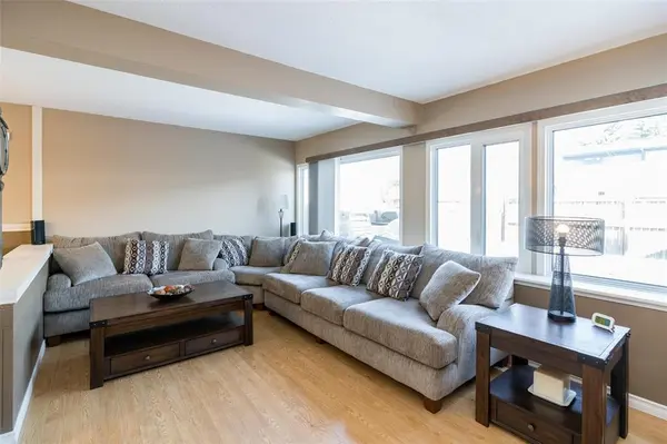 645 Elizabeth RD, Winnipeg, MB R2J 1A3