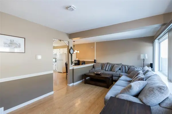 645 Elizabeth RD, Winnipeg, MB R2J 1A3