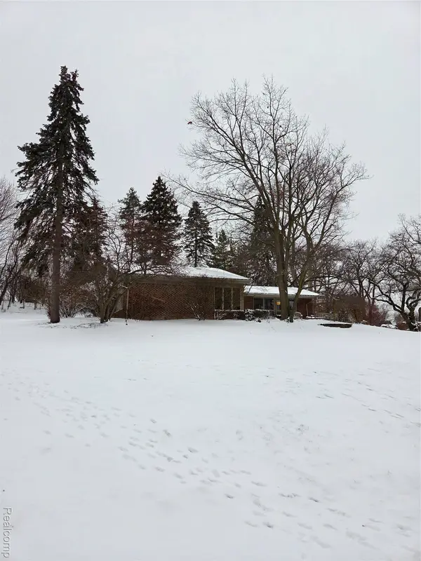 2745 Ayrshire DR, Bloomfield Hills, MI 48302