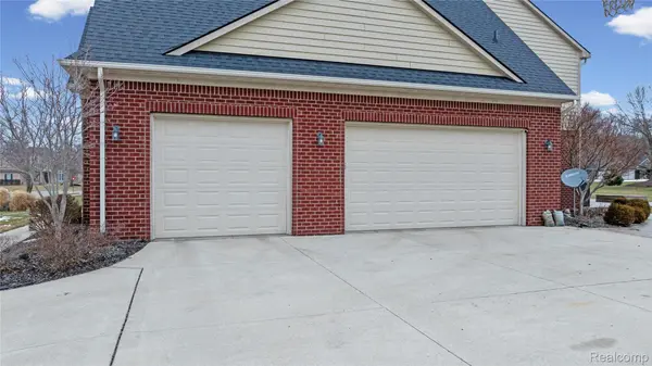 801 Watersmeet DR, Oxford Charter Township, MI 48371