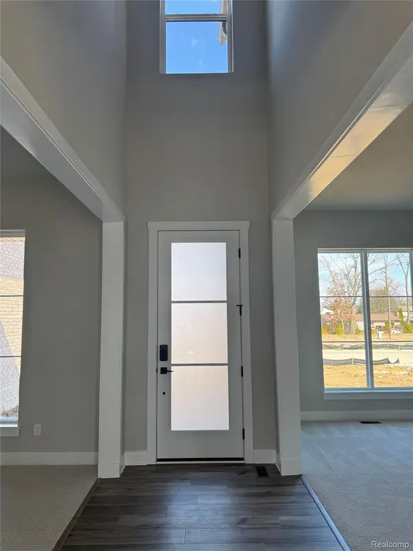 2417 Provencal DR, Commerce Charter Township, MI 48382