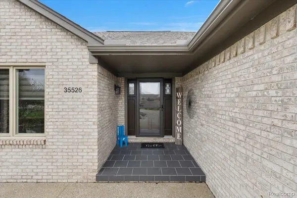 35526 Brooke CIR, New Baltimore, MI 48047