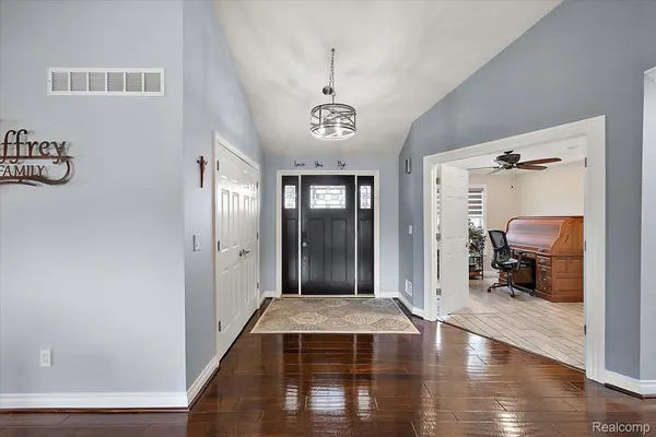 35526 Brooke CIR, New Baltimore, MI 48047