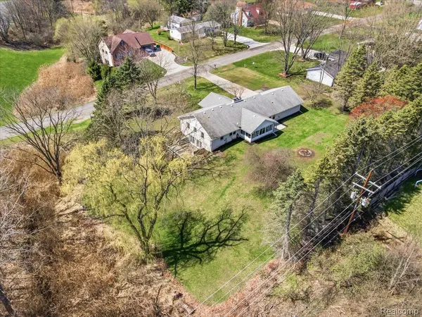 2956 Maywood DR, Port Huron Charter Township, MI 48060