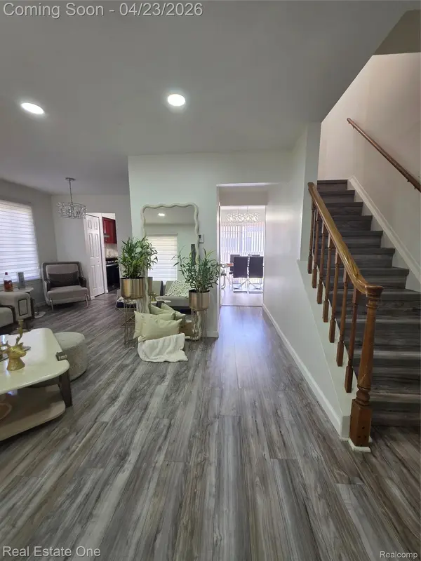 2898 Roundtree DR, Troy, MI 48083