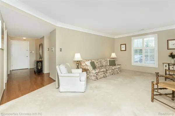 19710 W 13 Mile RD #101, Beverly Hills Village, MI 48025