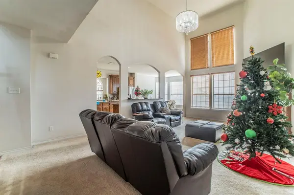 317 Crescent Creek Lane, Fort Worth, TX 76140