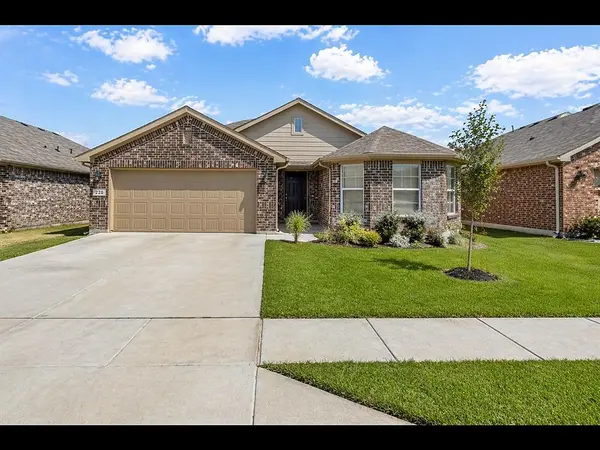 220 Abingdon Street, Azle, TX 76020