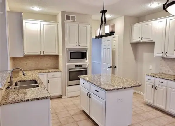 211 Moss Hill Road, Irving, TX 75063