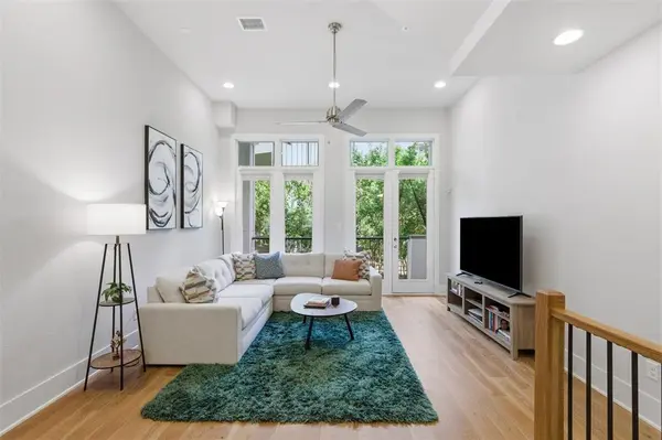 381 E Greenbriar Lane #1002, Dallas, TX 75203