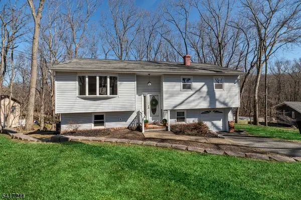 14 Forsgate Dr, Ringwood Boro, NJ 07456