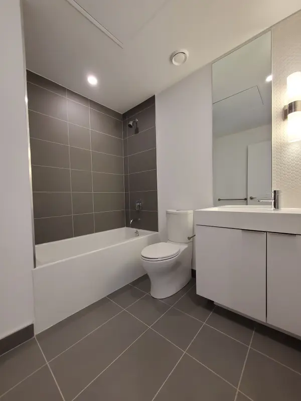 33 Helendale AVE #2504, Toronto C03, ON M4R 0A4