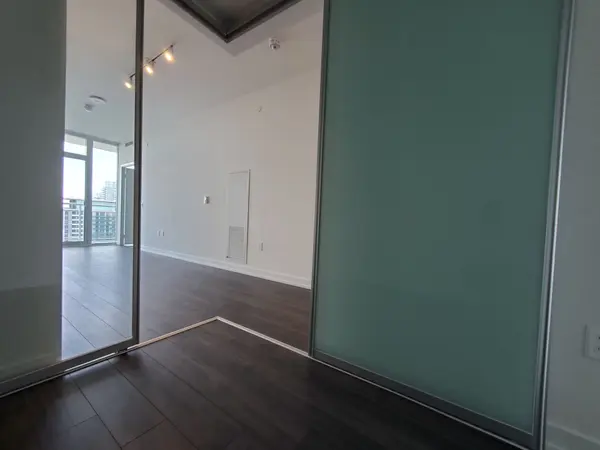 33 Helendale AVE #2504, Toronto C03, ON M4R 0A4