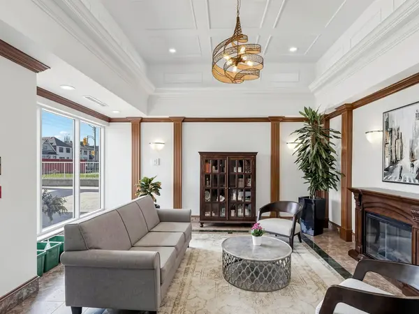 398 Eglinton AVE #203, Toronto C10, ON M4P 3H8