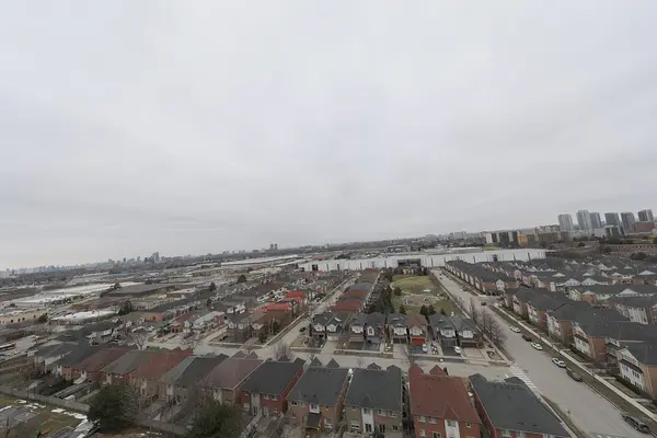 8 Mondeo DR #PH15, Toronto E04, ON M1P 5C7