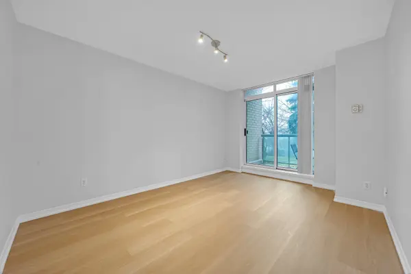 3 Ellesmere ST #105, Richmond Hill, ON L4B 4N2