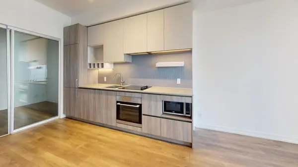 950 Portage Pkwy #2105, Vaughan, ON L4K 0J7