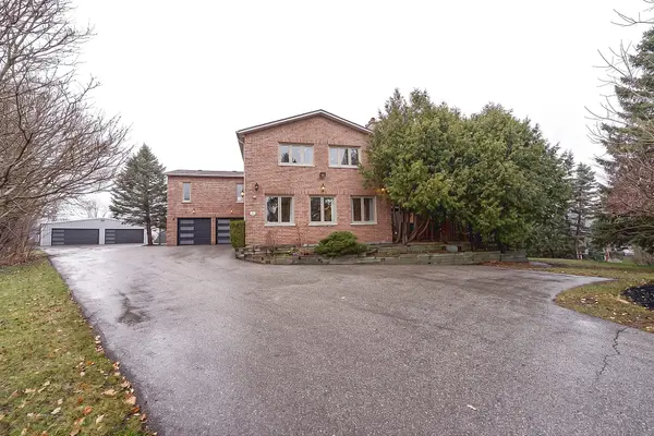 25 Whispering Pine TRL, Aurora, ON L4G 5C7