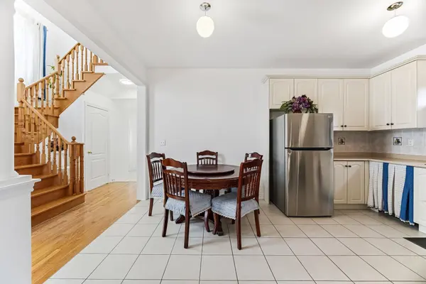 5 Attmar DR, Brampton, ON L6P 2R4