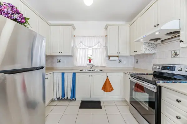 5 Attmar DR, Brampton, ON L6P 2R4