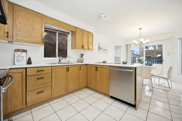 5176 Castlefield DR, Mississauga, ON L5V 1S2