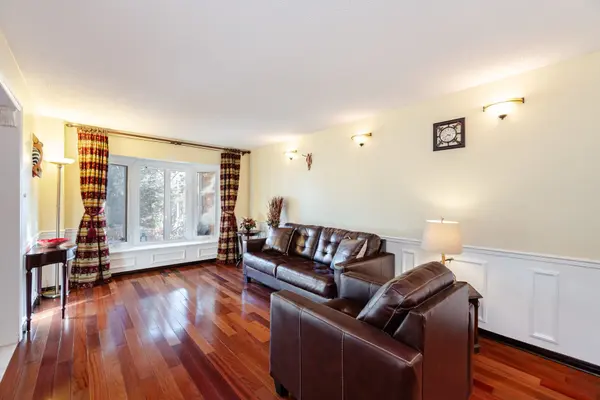 1615 Sir Monty's DR, Mississauga, ON L5N 4R1