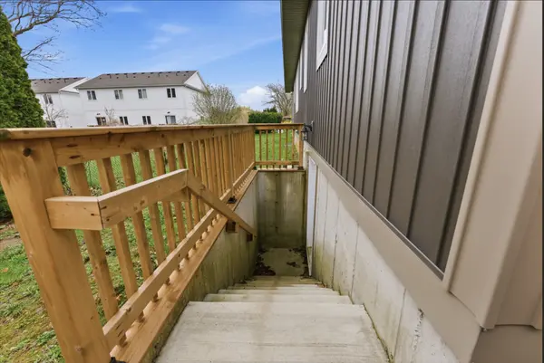 17 GLENBARR RD, St. Catharines, ON L2T 1Y2