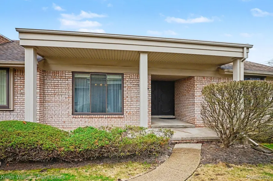 29335 Yorkshire LN, Warren, MI 48088