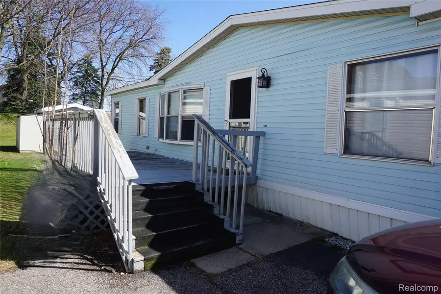 2029 Shirewood DR, Shelby Charter Township, MI 48317