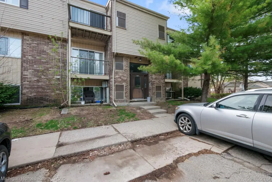 38271 Fairway CT, Clinton Charter Township, MI 48038