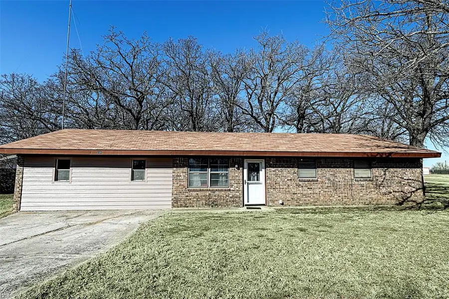 220 Tanglewood Street, Bowie, TX 76230