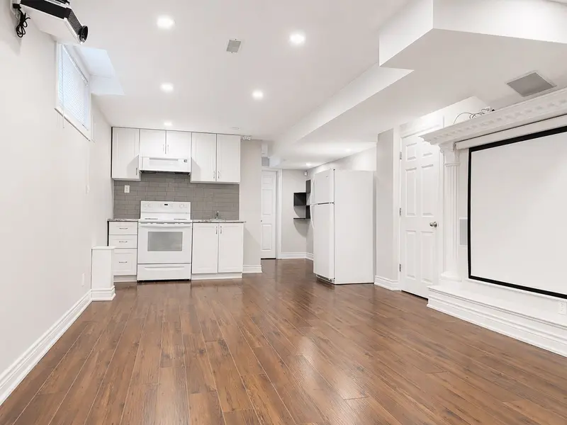 35 Kavanagh AVE E #Bsmt, East Gwillimbury, ON L9N 0P6