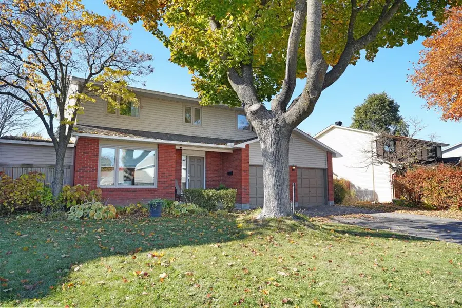 28 Holitman DR, Barrhaven, ON K2J 2A9