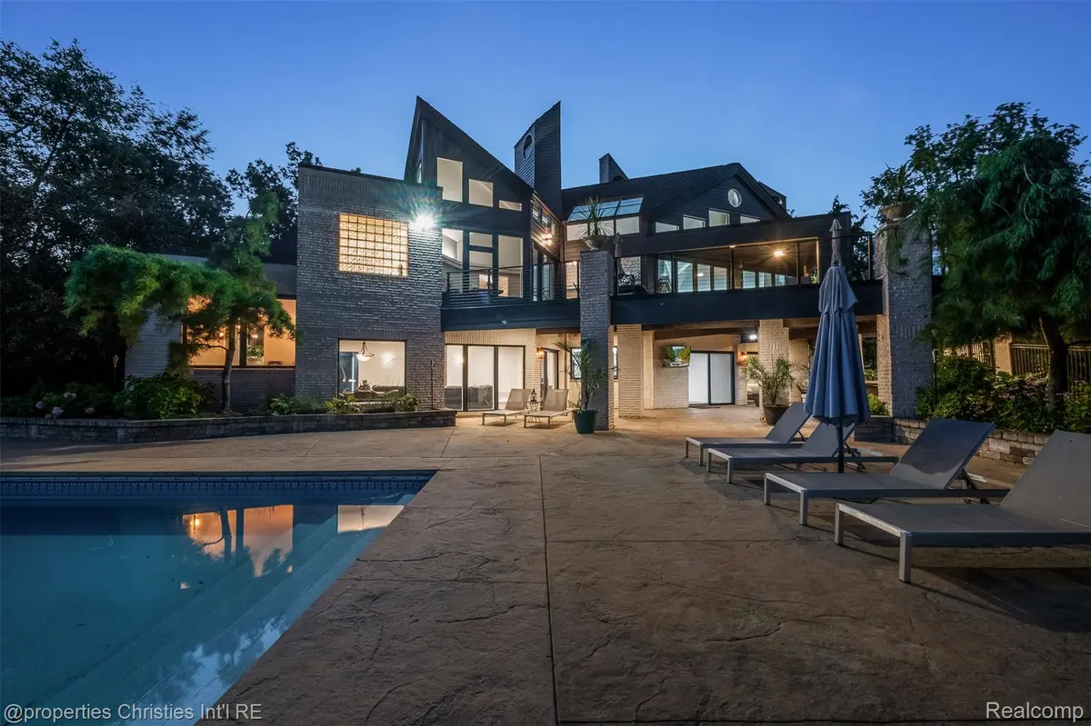 4912 Oakwood CT, Commerce Charter Township, MI 48382