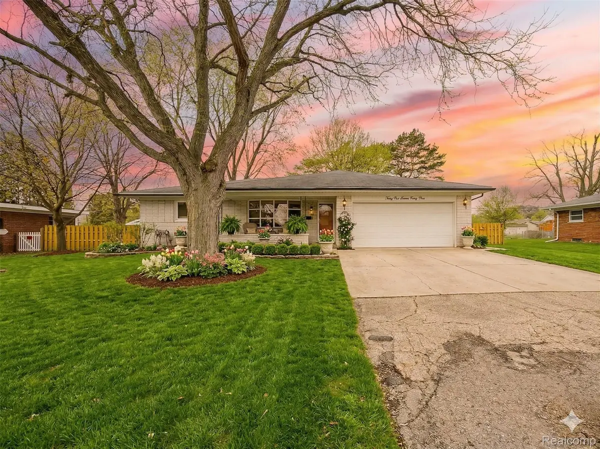 31745 Schoolcraft, Fraser, MI 48026