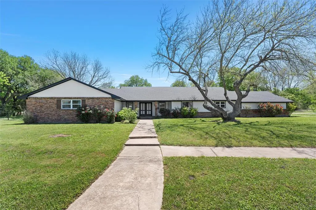 1049 W Moonlight Drive, Robinson, TX 76706