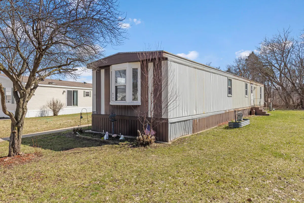 8779 Country View DR NW, Alpine Twp, MI 49345