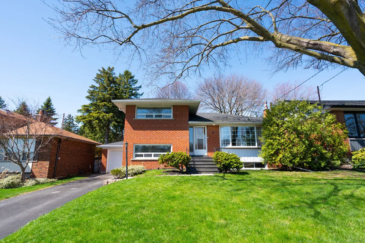 30 Fairhill CRES, Toronto C13, ON M3A 1N6