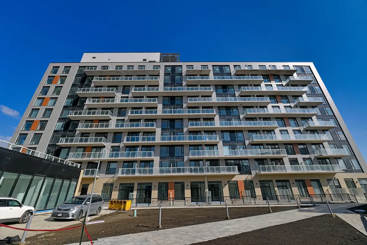 6 David Eyer RD #806, Richmond Hill, ON L4S 1M4