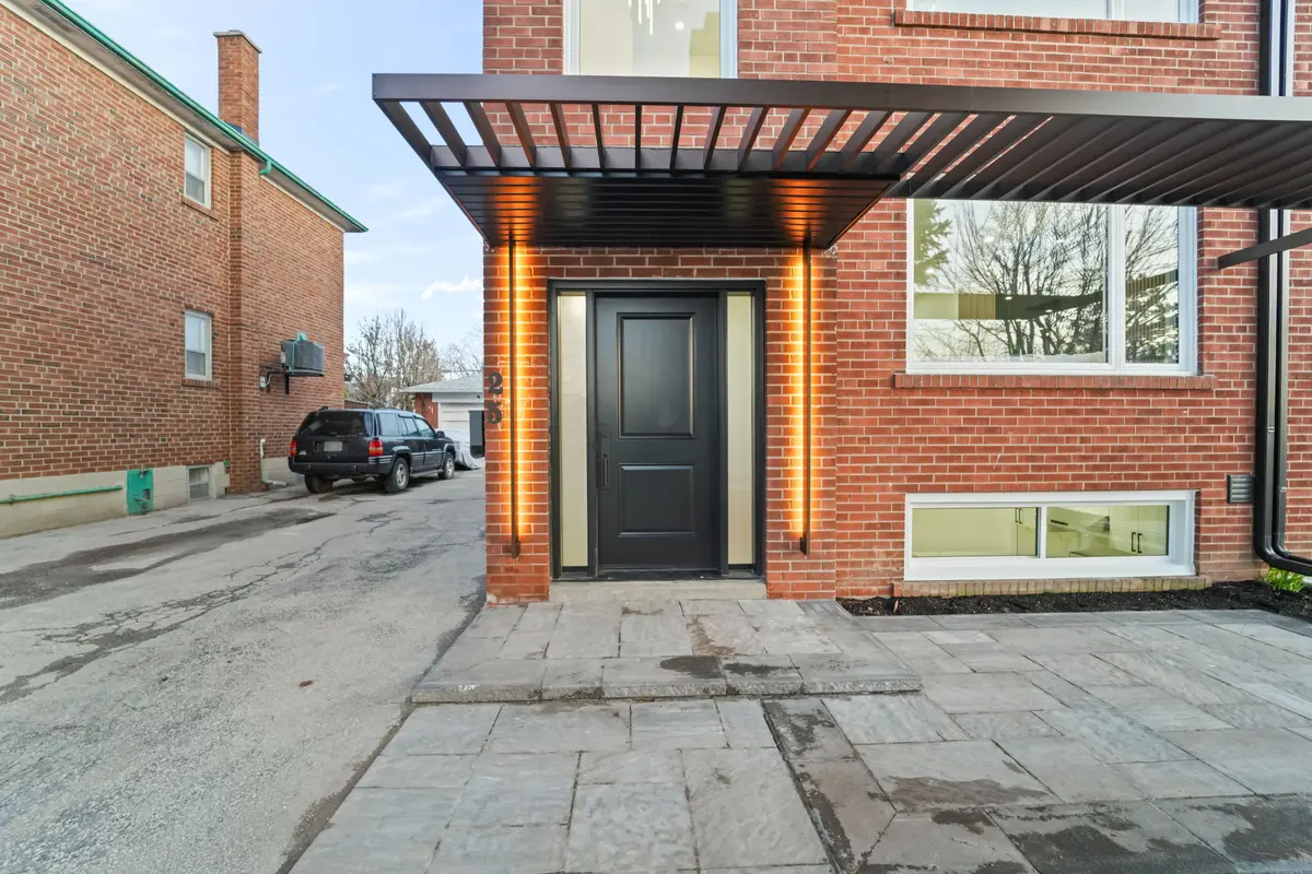 25 Falstaff AVE, Toronto W04, ON M6L 2C6