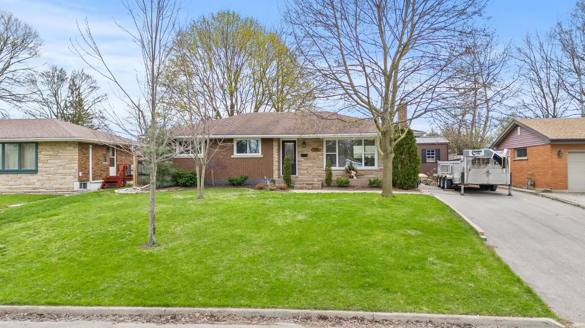 45 Driftwood DR, Brantford, ON N3R 3K2