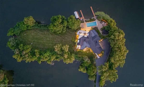 4912 Oakwood CT, Commerce Charter Township, MI 48382