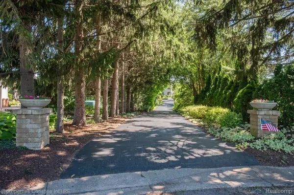 4912 Oakwood CT, Commerce Charter Township, MI 48382